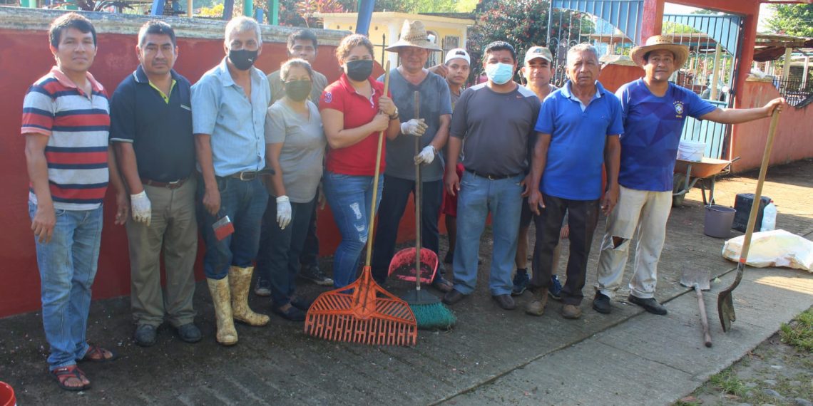 Ayuntamiento de Tuxtla Chico realiza limpieza del Panteón San José en la 2da sección de Medio Monte