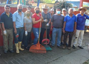 Ayuntamiento de Tuxtla Chico realiza limpieza del Panteón San José en la 2da sección de Medio Monte