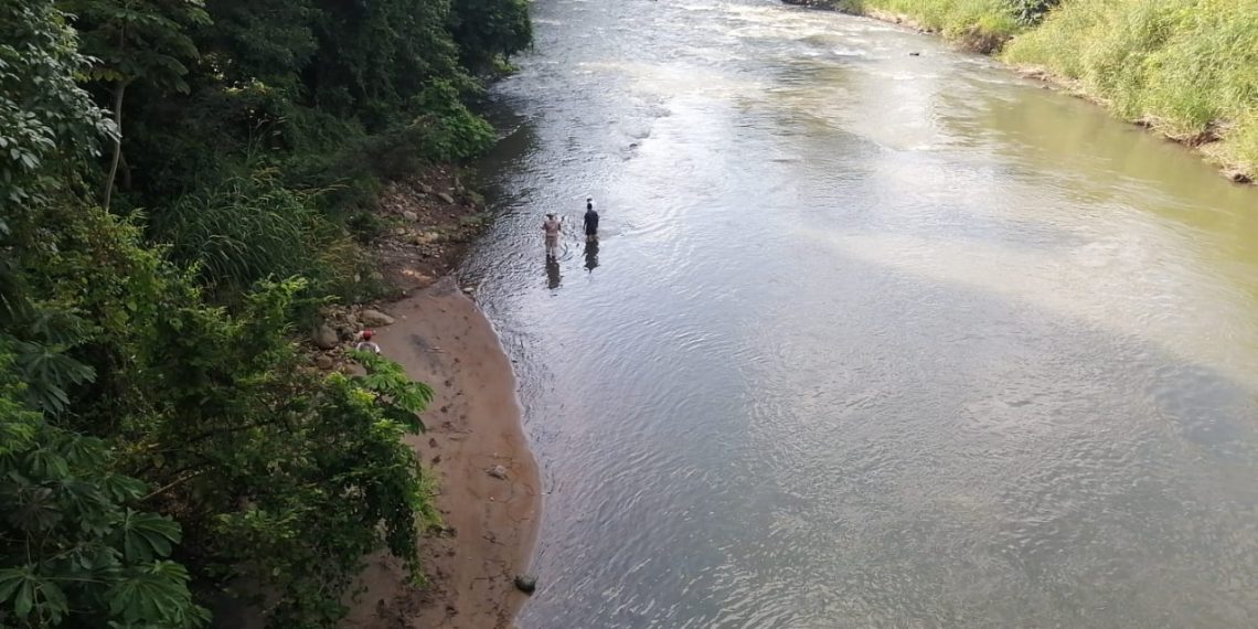 LOCALIZA PROTECCIÓN CIVIL CUERPO DE NIÑO HAITIANO AHOGADO EN RÍO CAHOACAN