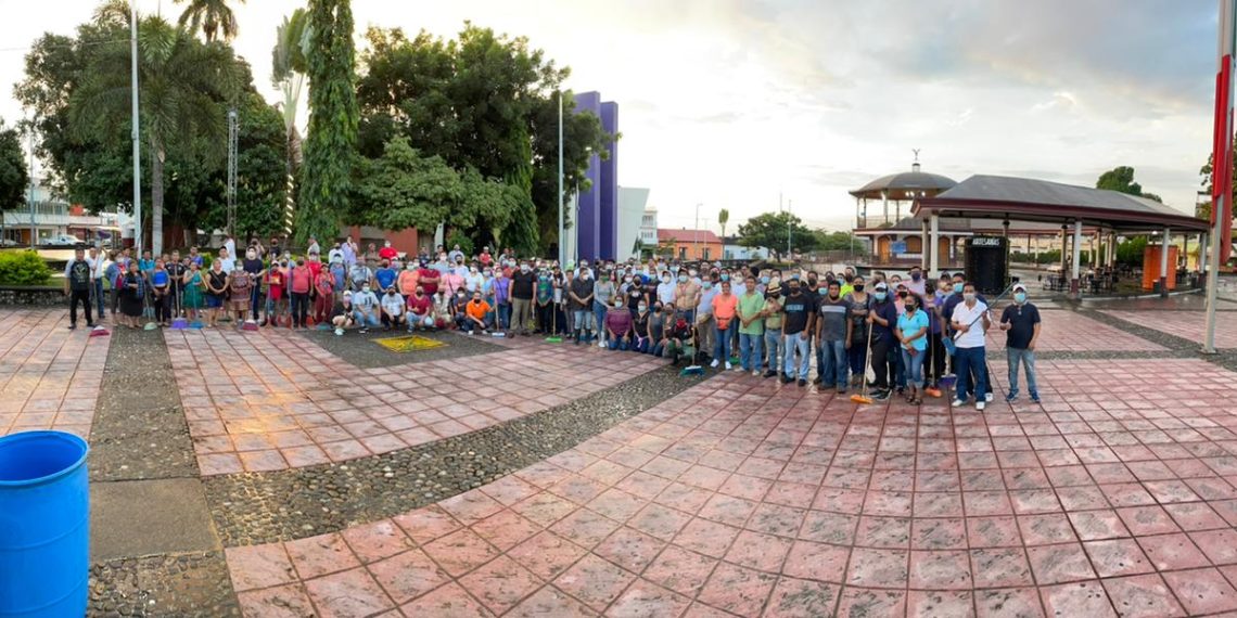 SANITIZAN PARQUE BICENTENARIO EN PREVENCIÓN DEL COVID-19