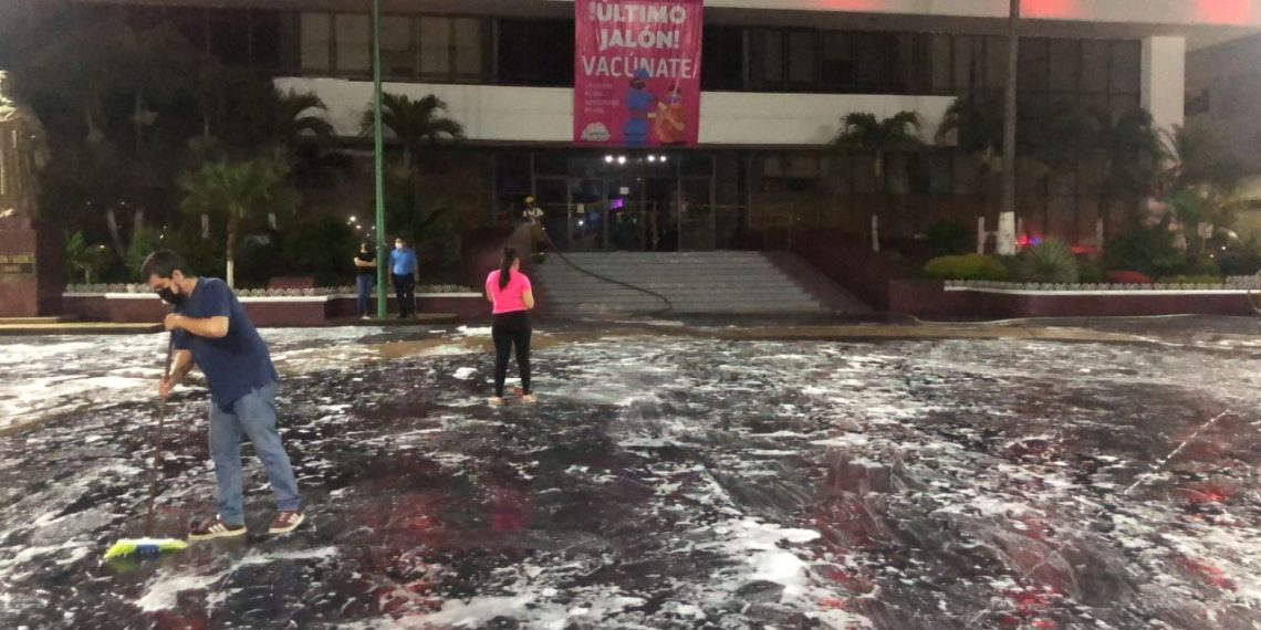 CON SANITIZACIÓN DEL PARQUE CENTRAL SE PREVIENEN CONTAGIOS DE COVID-19 EN TAPACHULA