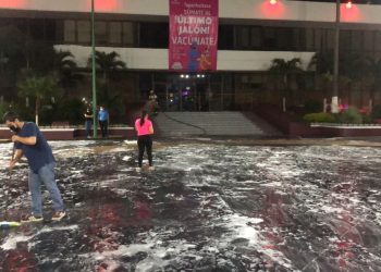 CON SANITIZACIÓN DEL PARQUE CENTRAL SE PREVIENEN CONTAGIOS DE COVID-19 EN TAPACHULA