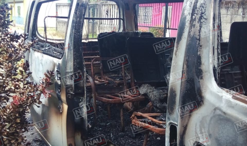 Se quema combi en Acapetahua