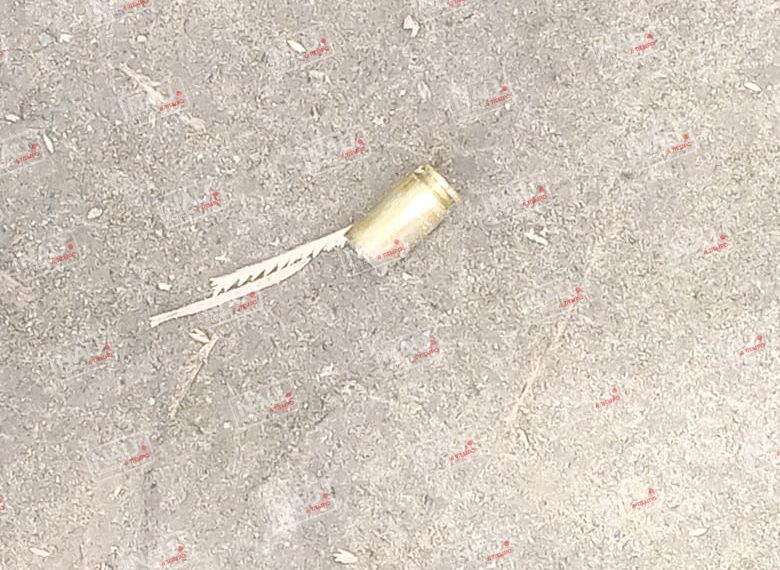 Le dieron dos balazos