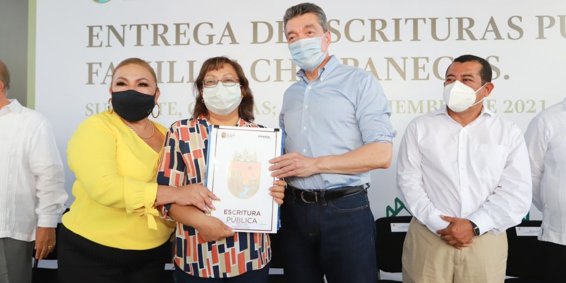 En Suchiate, Rutilio Escandón beneficia a habitantes con escrituras públicas y el Programa Escuela con Valores