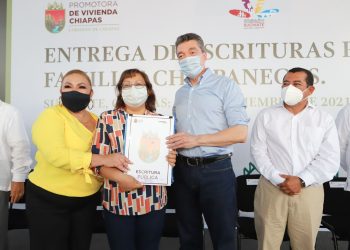 En Suchiate, Rutilio Escandón beneficia a habitantes con escrituras públicas y el Programa Escuela con Valores