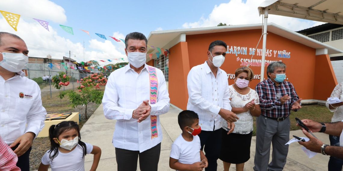 En Tuxtla Chico, Rutilio Escandón beneficia a estudiantes con espacios educativos dignos y seguros