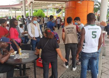 VENDEDORES MIGRANTES AGREDEN A INSPECTORES DE SERVICIOS PÚBLICOS