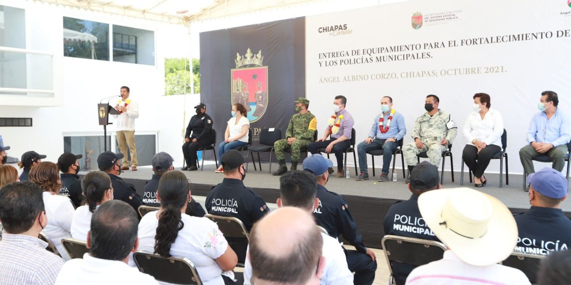 En Ángel Albino Corzo, Rutilio Escandón entrega equipamiento a las y los policías municipales
