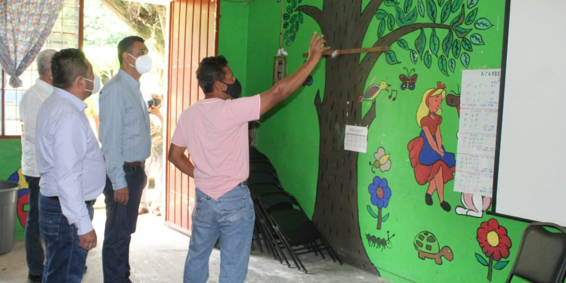 Julio Gamboa mantiene su compromiso con la educación, visita personalmente escuelas con daños estructurales