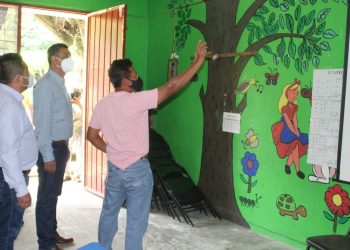 Julio Gamboa mantiene su compromiso con la educación, visita personalmente escuelas con daños estructurales