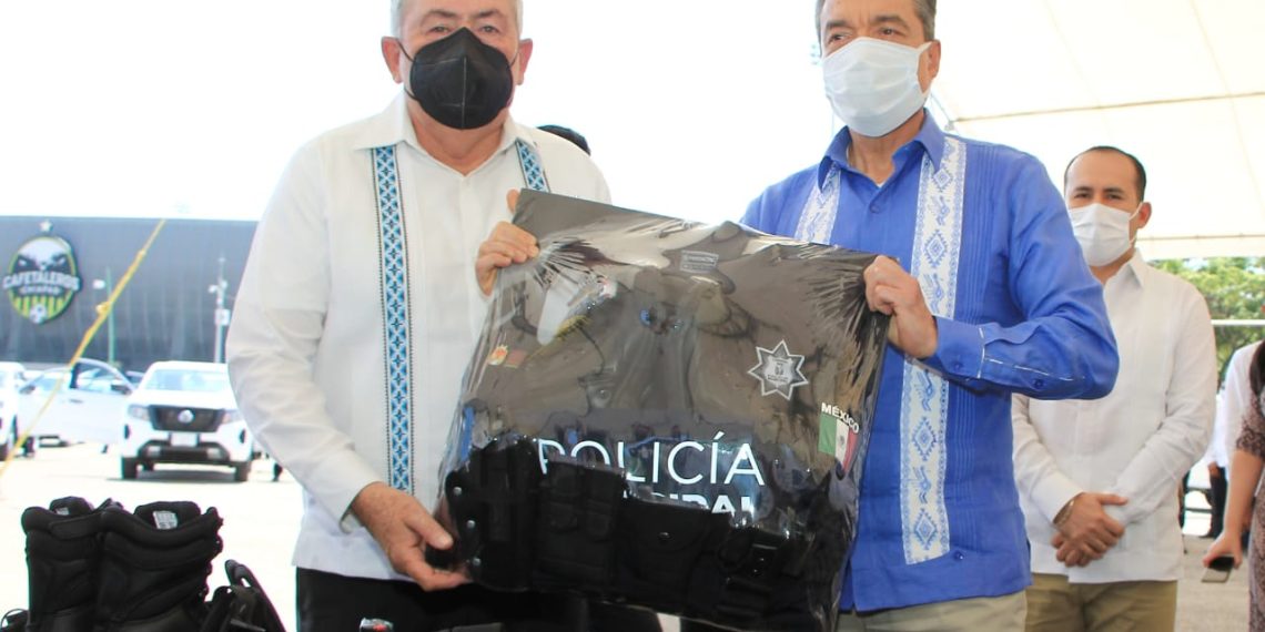 Rutilio Escandón y Leonel Cota encabezan entrega de patrullas y equipos para fortalecer a las policías