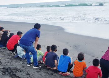 NIÑOS DE ALBERGUES DEL SDIF TAPACHULA PARTICIPAN EN LIBERACIÓN DE TORTUGAS MARINAS