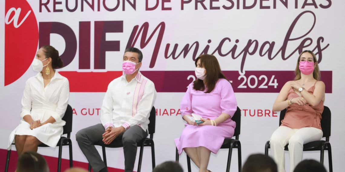 Entrega Rutilio Escandón prótesis, medicamentos y pelucas oncológicas a pacientes de cáncer de mama