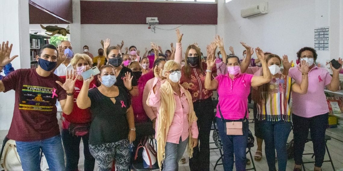 IMPARTEN PLÁTICAS DE SENSIBILIZACIÓN CONTRA EL CÁNCER DE MAMA A LOCATARIAS DE TAPACHULA