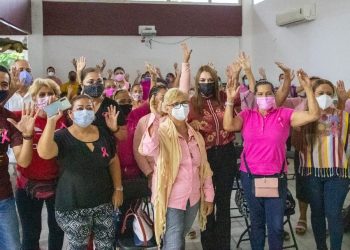 IMPARTEN PLÁTICAS DE SENSIBILIZACIÓN CONTRA EL CÁNCER DE MAMA A LOCATARIAS DE TAPACHULA