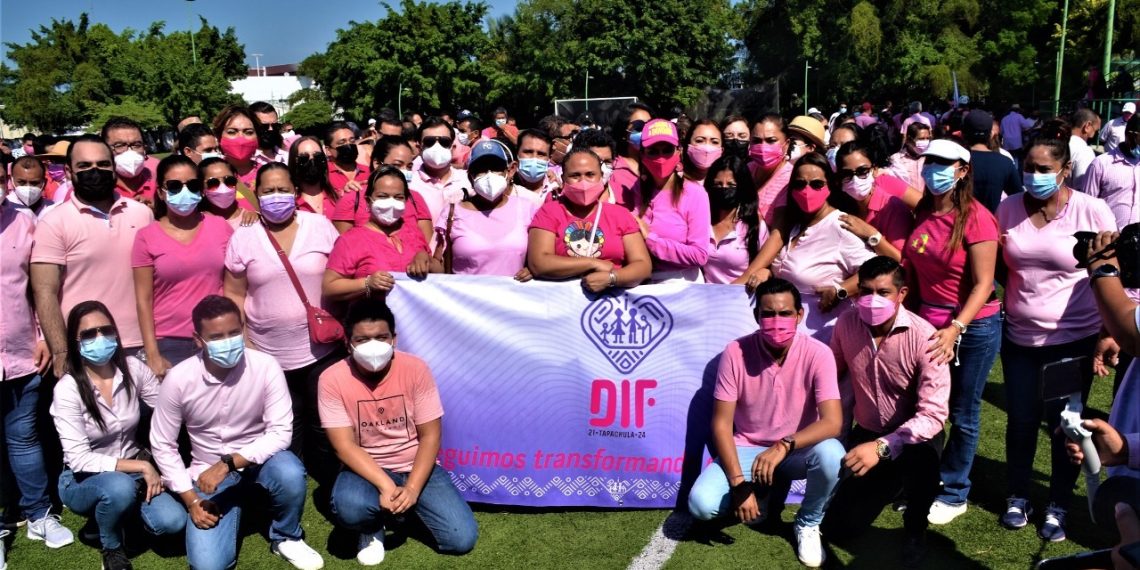 CREAN MOÑO ROSA MONUMENTAL EN RESPALDO A MUJERES QUE LUCHAN CONTRA EL CÁNCER DE MAMA
