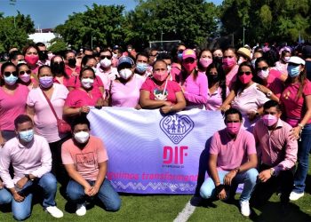 CREAN MOÑO ROSA MONUMENTAL EN RESPALDO A MUJERES QUE LUCHAN CONTRA EL CÁNCER DE MAMA