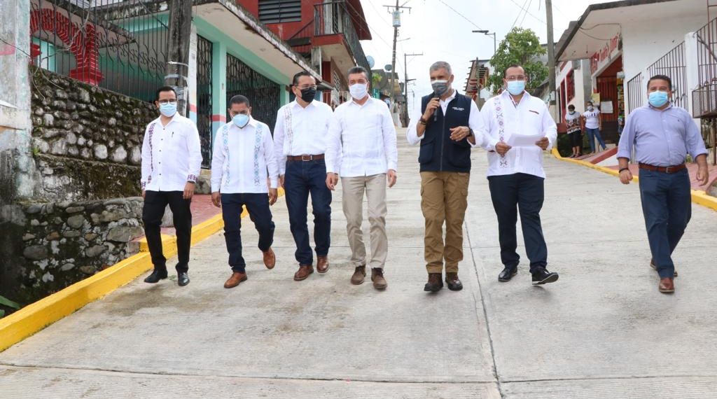 En Pichucalco, Rutilio Escandón entrega calles pavimentadas y alumbrado público