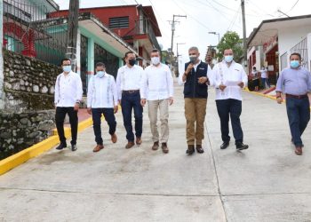 En Pichucalco, Rutilio Escandón entrega calles pavimentadas y alumbrado público