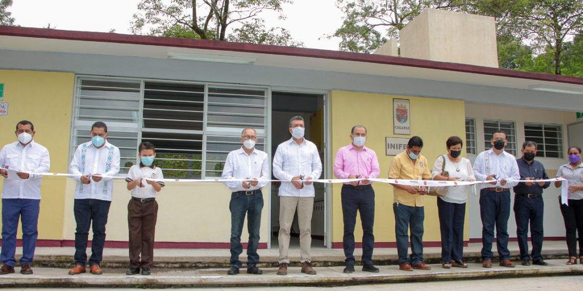 Tras 20 años de espera, Rutilio Escandón beneficia con escrituras a 76 familias de Ixtacomitán