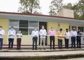 Tras 20 años de espera, Rutilio Escandón beneficia con escrituras a 76 familias de Ixtacomitán