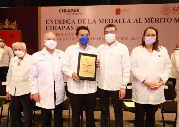 Entrega Rutilio Escandón Medalla al Mérito Médico Chiapas 2021 al doctor José Antonio Córdova Domínguez