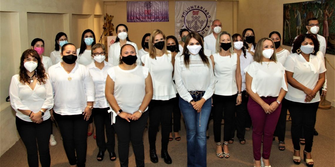 ROSY URBINA TOMA PROTESTA A VOLUNTARIADO DEL SDIF TAPACHULA