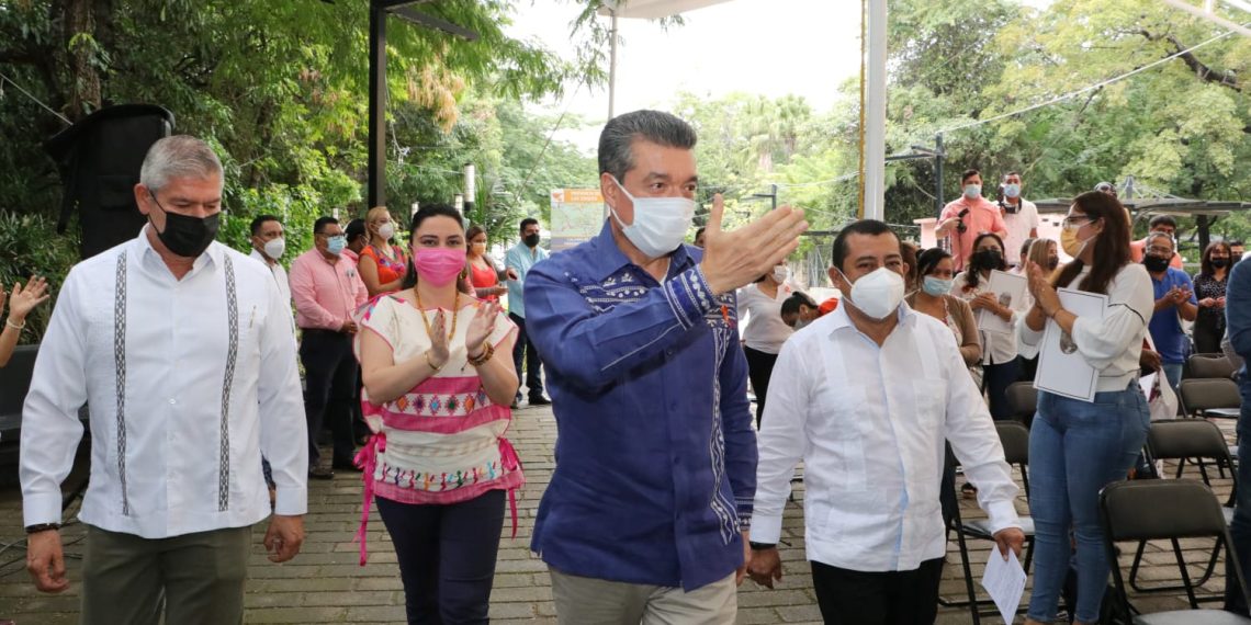 Rutilio Escandón entrega 70 escrituras públicas a familias de distintas colonias de Tuxtla Gutiérrez