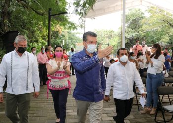 Rutilio Escandón entrega 70 escrituras públicas a familias de distintas colonias de Tuxtla Gutiérrez