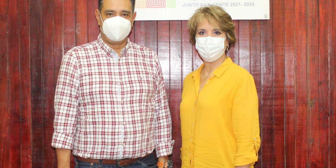 Julio Gamboa sostiene salutación con la diputada local, Yolanda Correa