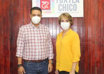 Julio Gamboa sostiene salutación con la diputada local, Yolanda Correa