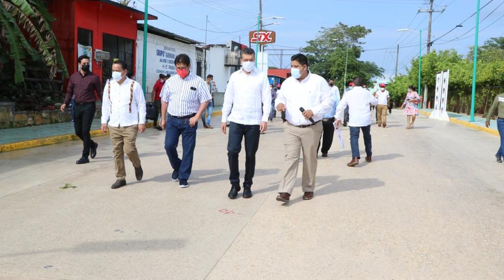 Inaugura Rutilio Escandón pavimentación de calles y avenidas en Palenque