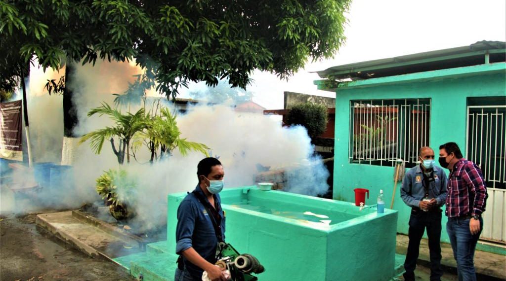 FUMIGAN, LIMPIAN Y CONTROLAN ACCESO A PANTEONES DE TAPACHULA