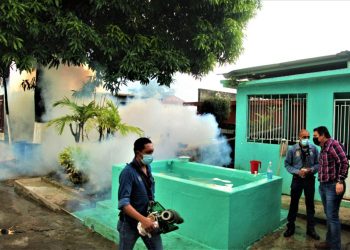 FUMIGAN, LIMPIAN Y CONTROLAN ACCESO A PANTEONES DE TAPACHULA