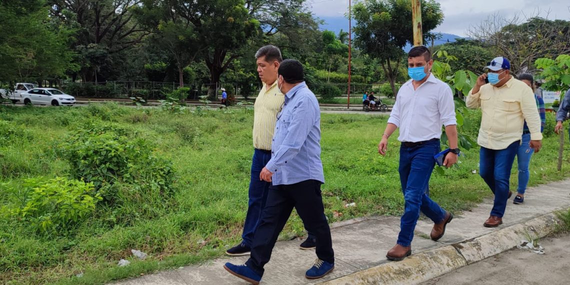 El Presidente Municipal de Huixtla Carlos Eduardo Salazar Gam realizó “Recorrido en áreas suburbanas de Huixtla con el Director General del #Provich ( Promotora de Vivienda Chiapas); Lic. Freddy Escobar Sánchez