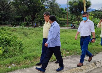 El Presidente Municipal de Huixtla Carlos Eduardo Salazar Gam realizó “Recorrido en áreas suburbanas de Huixtla con el Director General del #Provich ( Promotora de Vivienda Chiapas); Lic. Freddy Escobar Sánchez