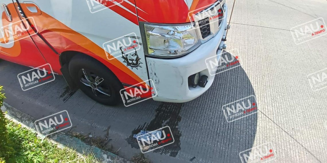 Colectiva y automóvil colisionan.