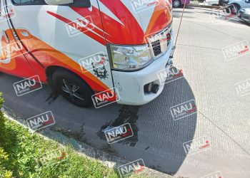 Colectiva y automóvil colisionan.