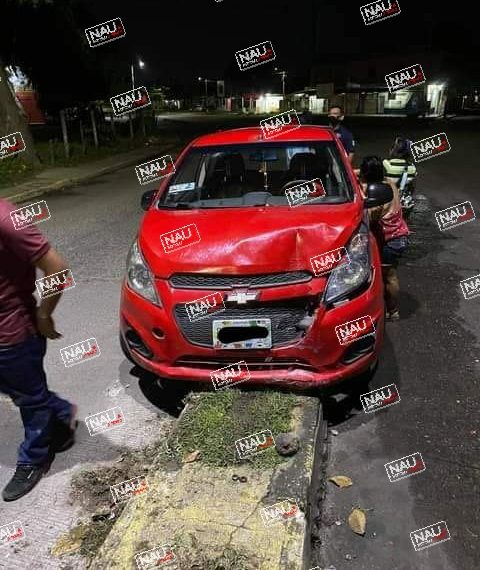 Se impacta contra camellón central del Akishino.