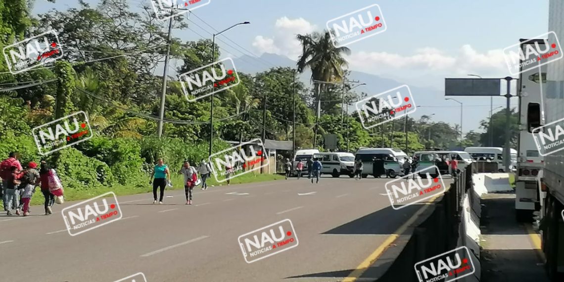 Levantan bloqueó de carretera en Tuxtla Chico.