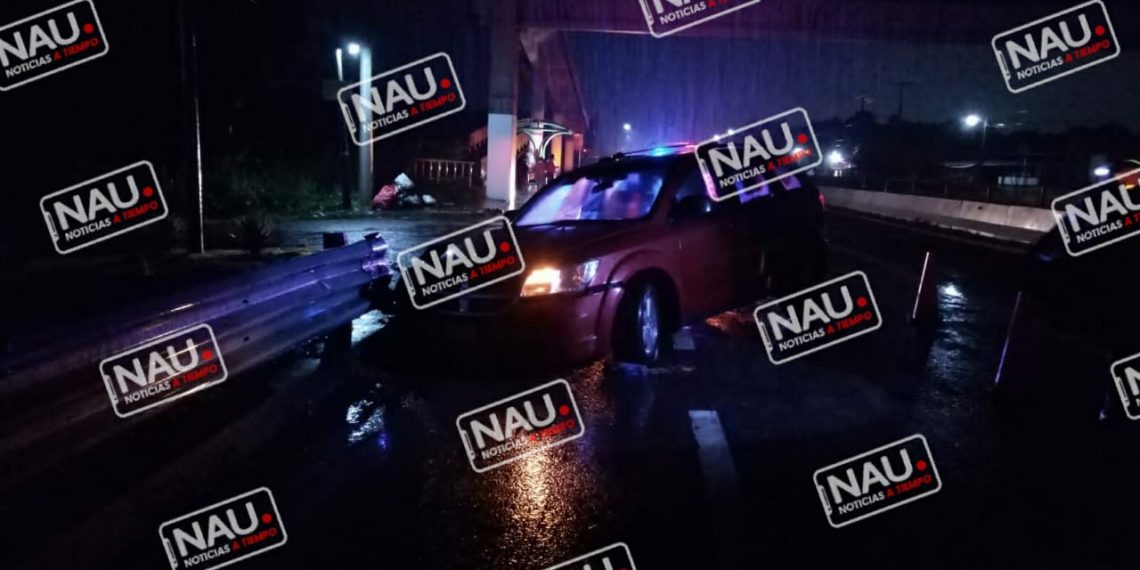 Conductor pierde el control y se estrella contra camellón central.