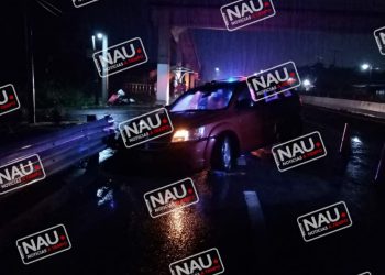 Conductor pierde el control y se estrella contra camellón central.