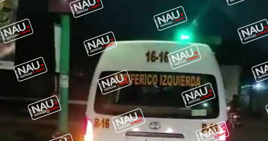Conductor de combi de pasaje casi mata a su homólogo.