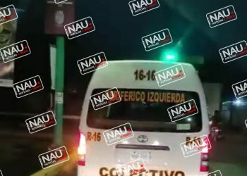 Conductor de combi de pasaje casi mata a su homólogo.