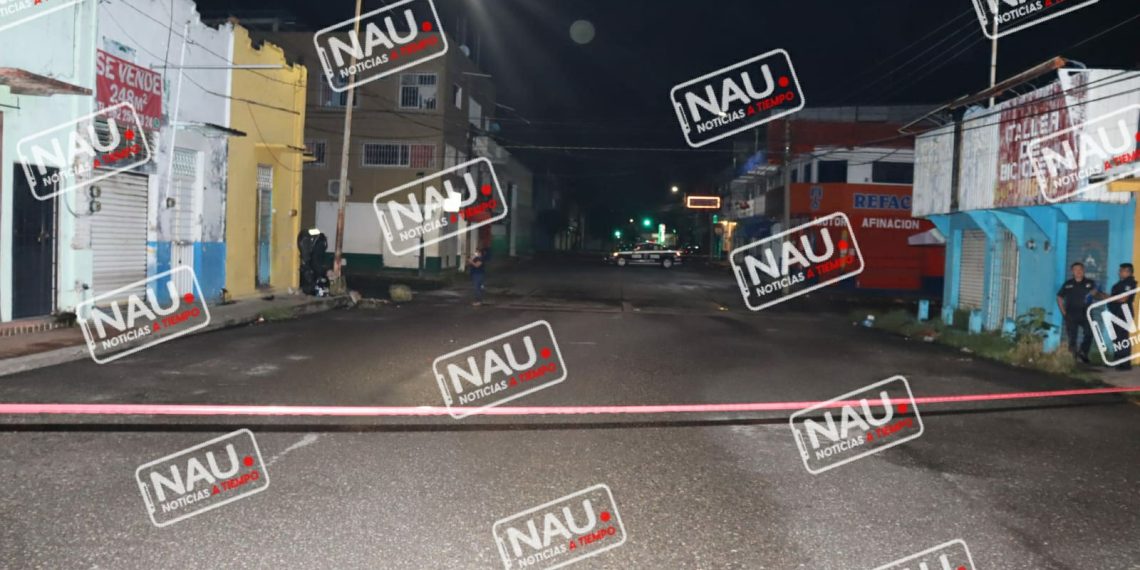 Mueren dos sujetos al estrellar la motocicleta contra una casa.