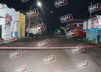 Mueren dos sujetos al estrellar la motocicleta contra una casa.