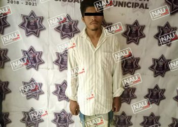 Detienen a dos con motocicleta robada.