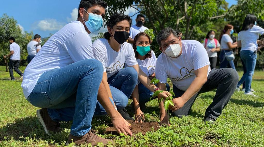 El Presidente Municipal de Huixtla Carlos Eduardo Salazar Gam estuvo presente el día de hoy en el evento “Reforestación Juventudes 20-30 : Sembrando Conciencia”.
