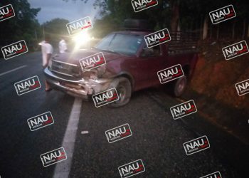 Chocó contra muro de contención y abandonan camioneta.